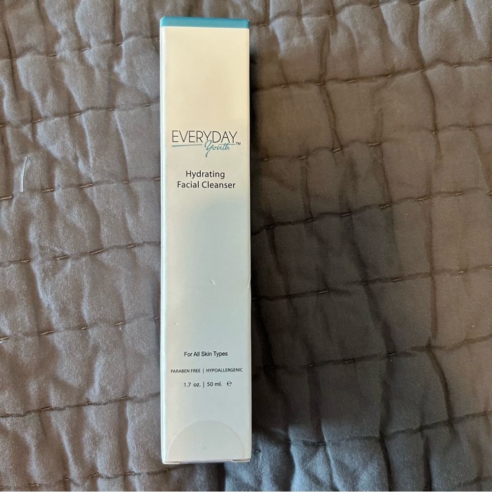 Hydration Facial Cleanser - White